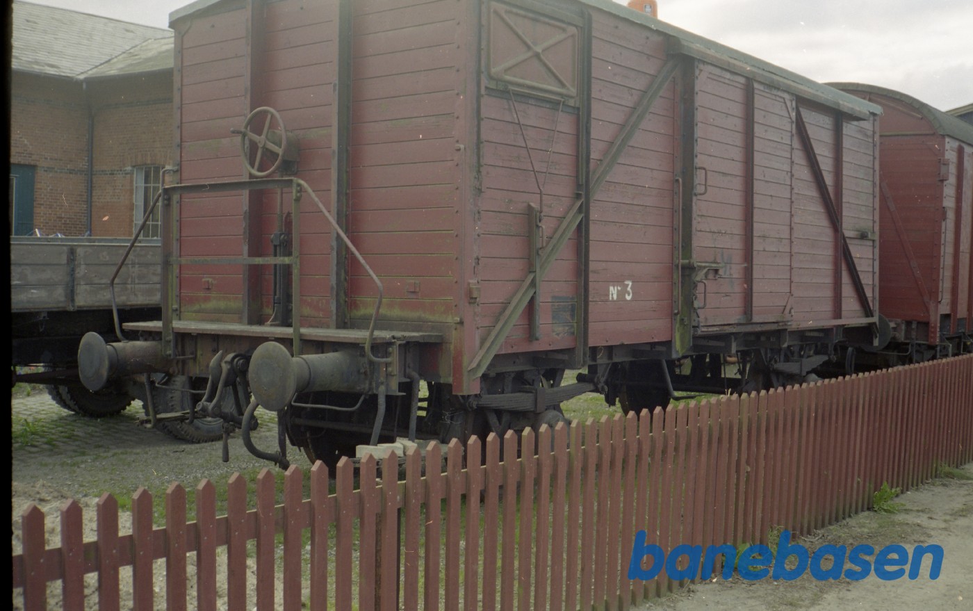 Godsvogn tidligere DSB HJ på Græsted station Godsvogn tidligere DSB HJ på Græsted station