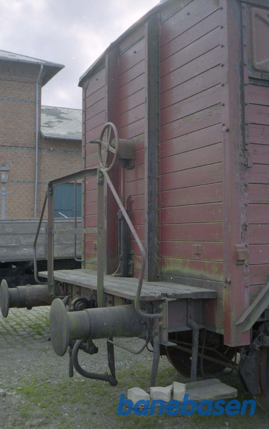 Godsvogn tidligere DSB HJ på Græsted station. Detalje. Bremseplatform Godsvogn tidligere DSB HJ på Græsted station. Detalje. Bremseplatform