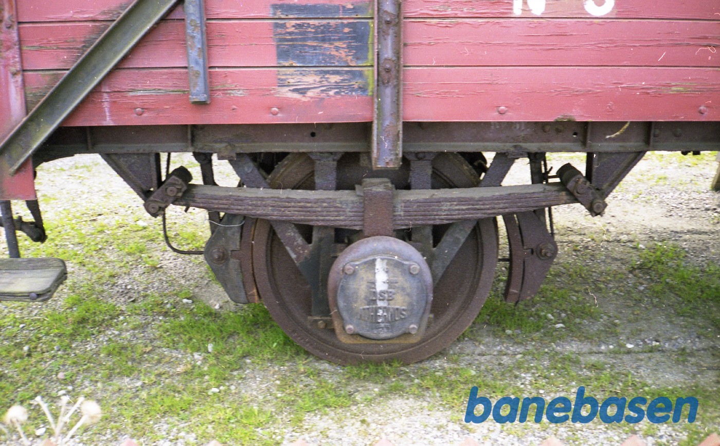 Godsvogn tidligere DSB HJ på Græsted station. Detalje. Akselkasser Godsvogn tidligere DSB HJ på Græsted station. Detalje. Akselkasser