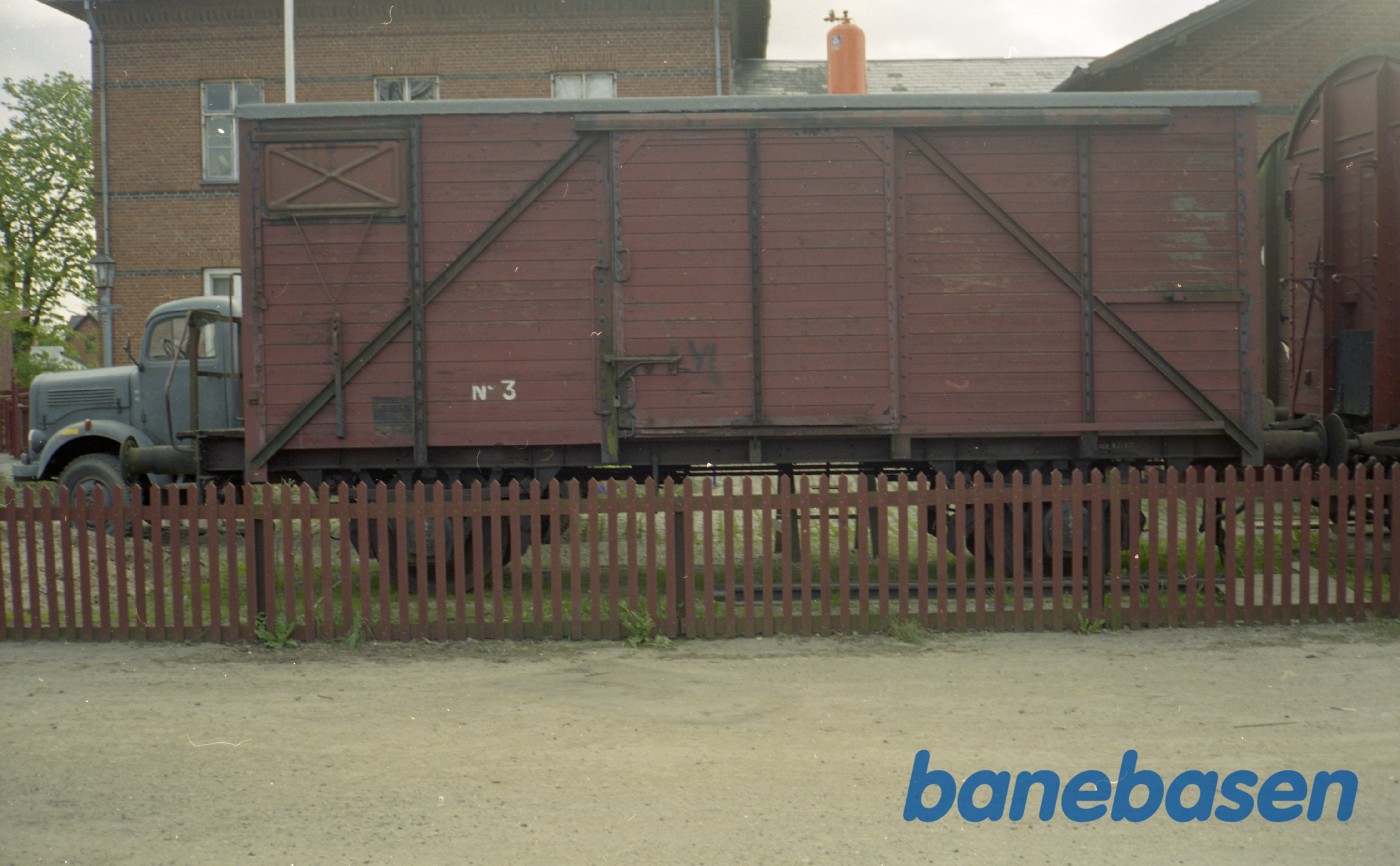 Godsvogn tidligere DSB HJ på Græsted station Godsvogn tidligere DSB HJ på Græsted station