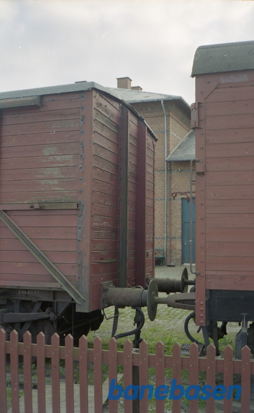 Godsvogn tidligere DSB HJ på Græsted station. Detalje. Gavl Godsvogn tidligere DSB HJ på Græsted station. Detalje. Gavl