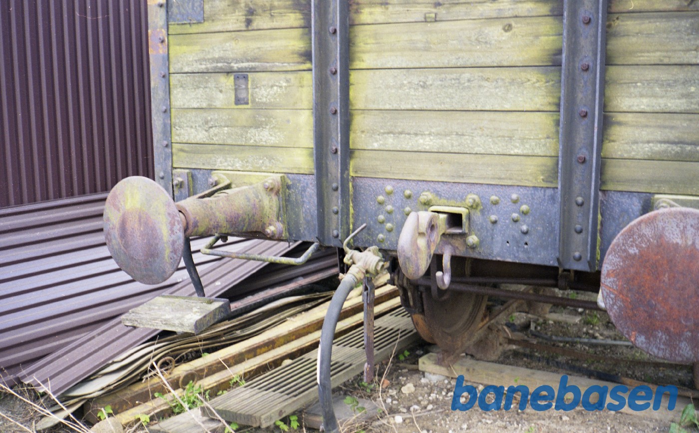 Godsvogn GDS Qc 122 på Græsted station. Gavlparti Godsvogn GDS Qc 122 på Græsted station. Gavlparti