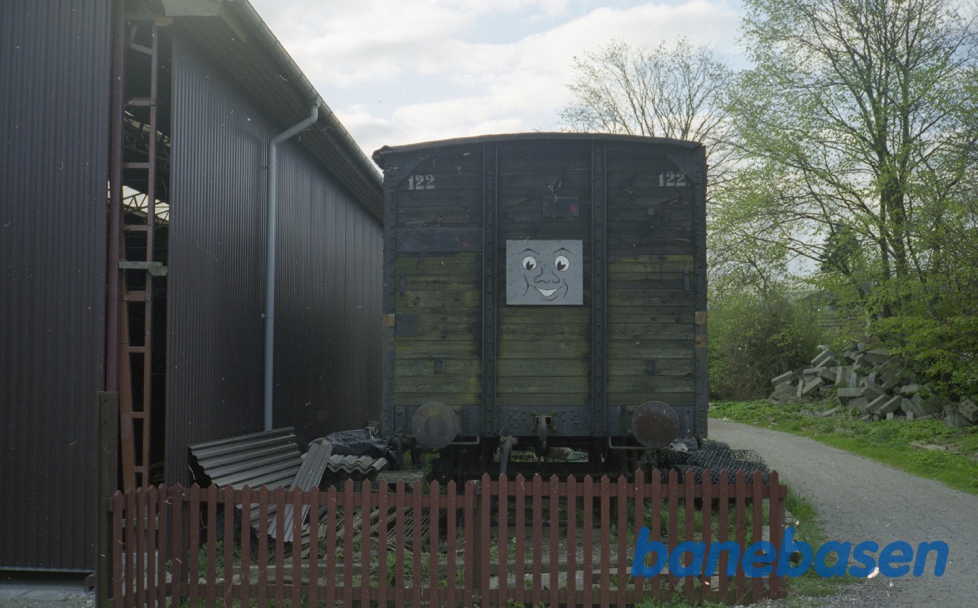 Godsvogn GDS Qc 122 på Græsted station. Gavlparti Godsvogn GDS Qc 122 på Græsted station. Gavlparti