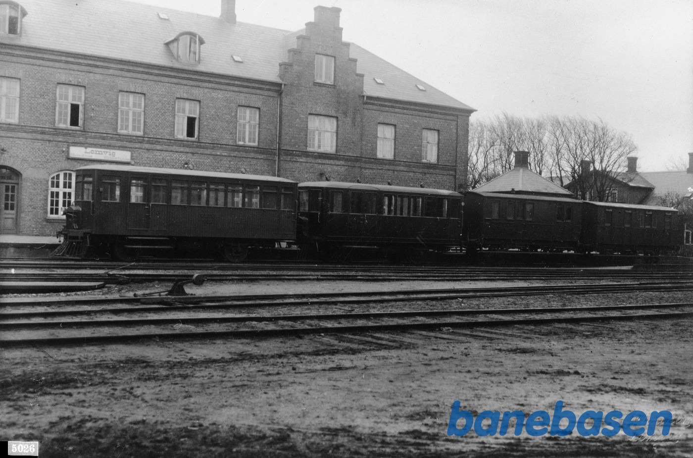 Reklame for SKF. 2 Triangelmotorvogne på Lemvig station Reklame for SKF. 2 Triangelmotorvogne på Lemvig station