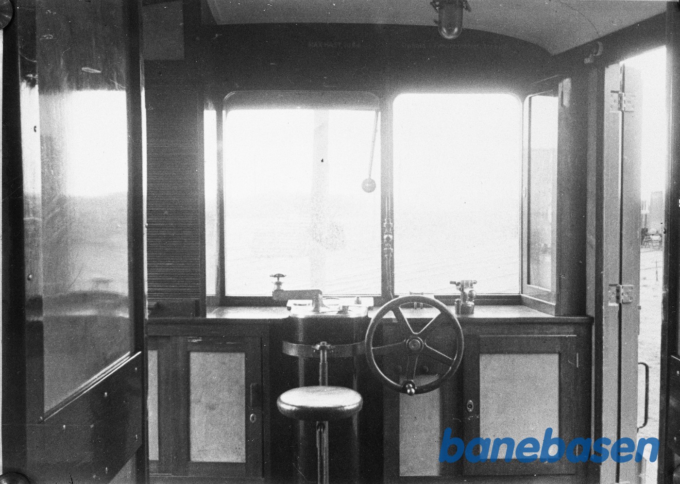 Fabriksfoto, førerrumsinteriør af OMB M 3 Fabriksfoto, førerrumsinteriør af OMB M 3