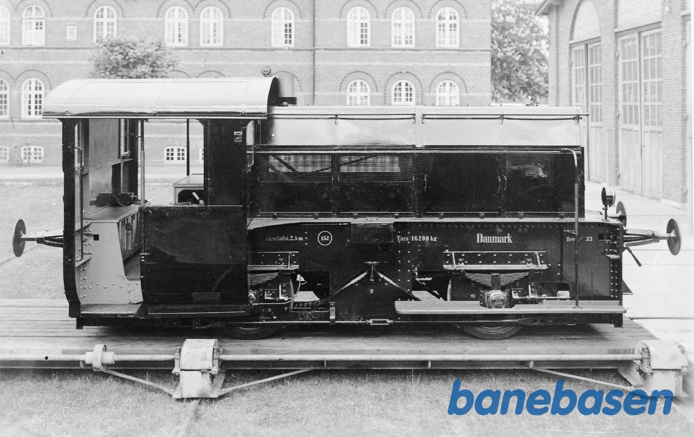 Triangel-bygget rangertraktor som fik indbygget en B&W-dieselmotor, her endnu uden ejendomsmærke KFA Triangel-bygget rangertraktor som fik indbygget en B&W-dieselmotor, her endnu uden ejendomsmærke KFA