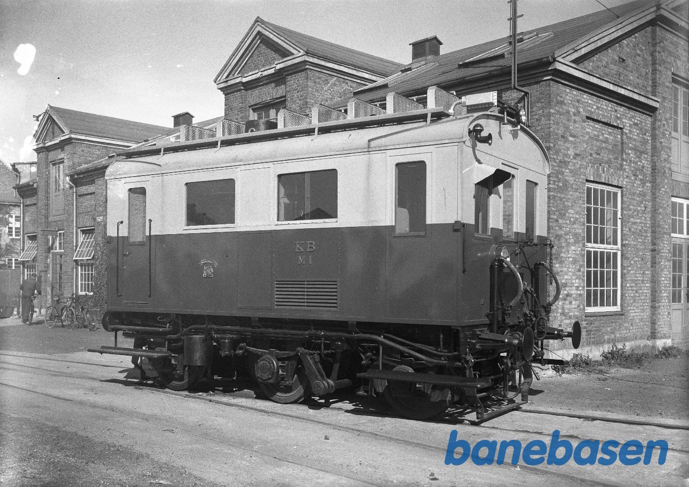 Diesellokomotiv til Kalvehavebanen er kørt fra lokomotivmotorværkstedet til fotografering Diesellokomotiv til Kalvehavebanen er kørt fra lokomotivmotorværkstedet til fotografering