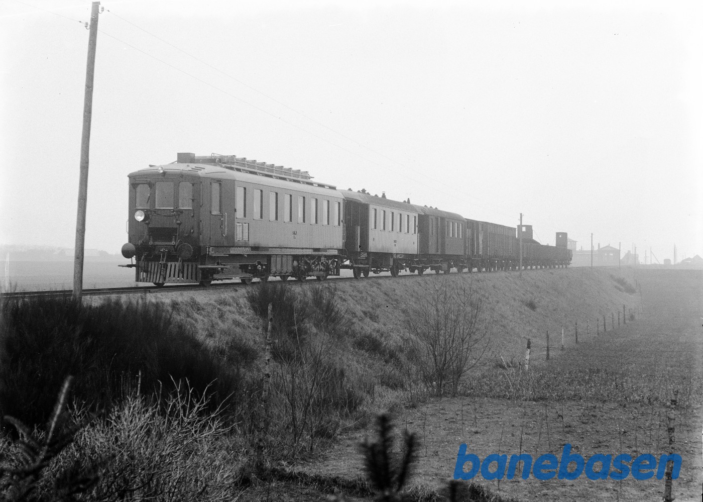Motorvogn SVJ M 6 med prøvetog på Skive-Vestsalling Jernbane er afgået fra Spøttrup Motorvogn SVJ M 6 med prøvetog på Skive-Vestsalling Jernbane er afgået fra Spøttrup
