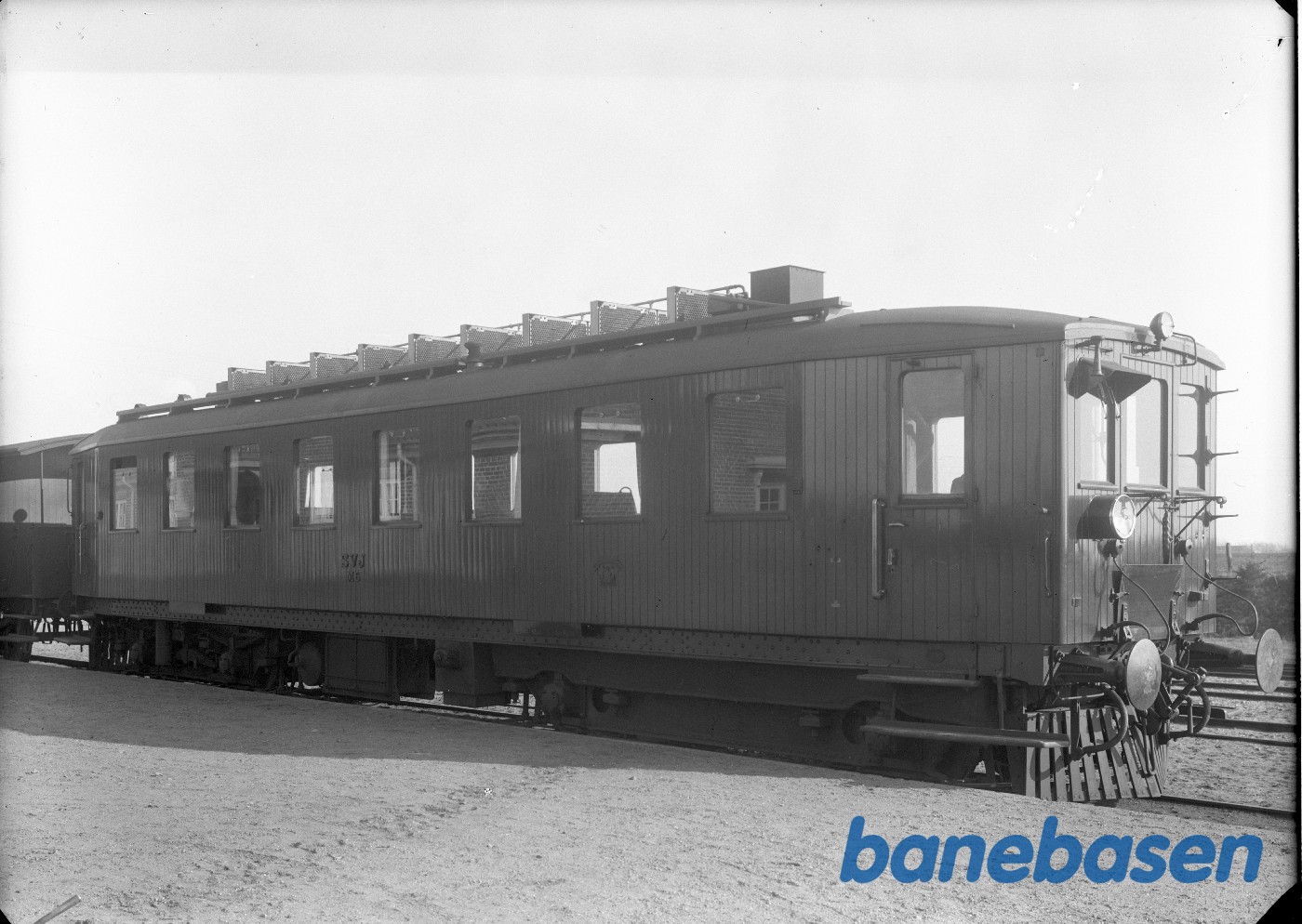 Motorvogn SVJ M 6 med tog på Spøttrup station Motorvogn SVJ M 6 med tog på Spøttrup station