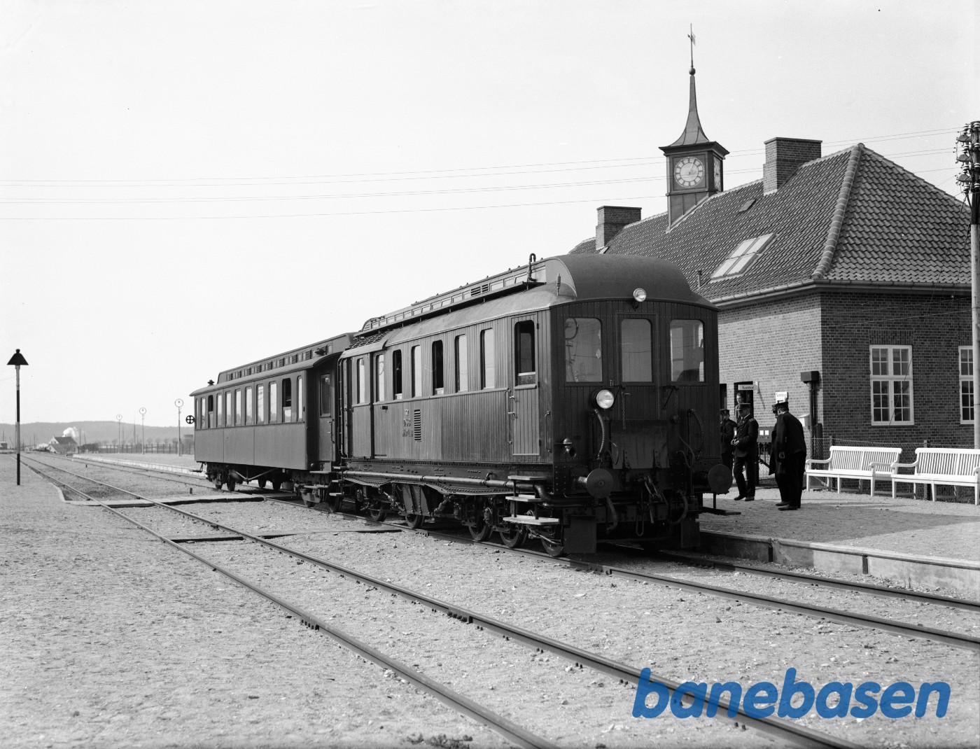 DSB MW 118 med prøvetog i Frederikssund - klar til returkørsel til København H DSB MW 118 med prøvetog i Frederikssund - klar til returkørsel til København H