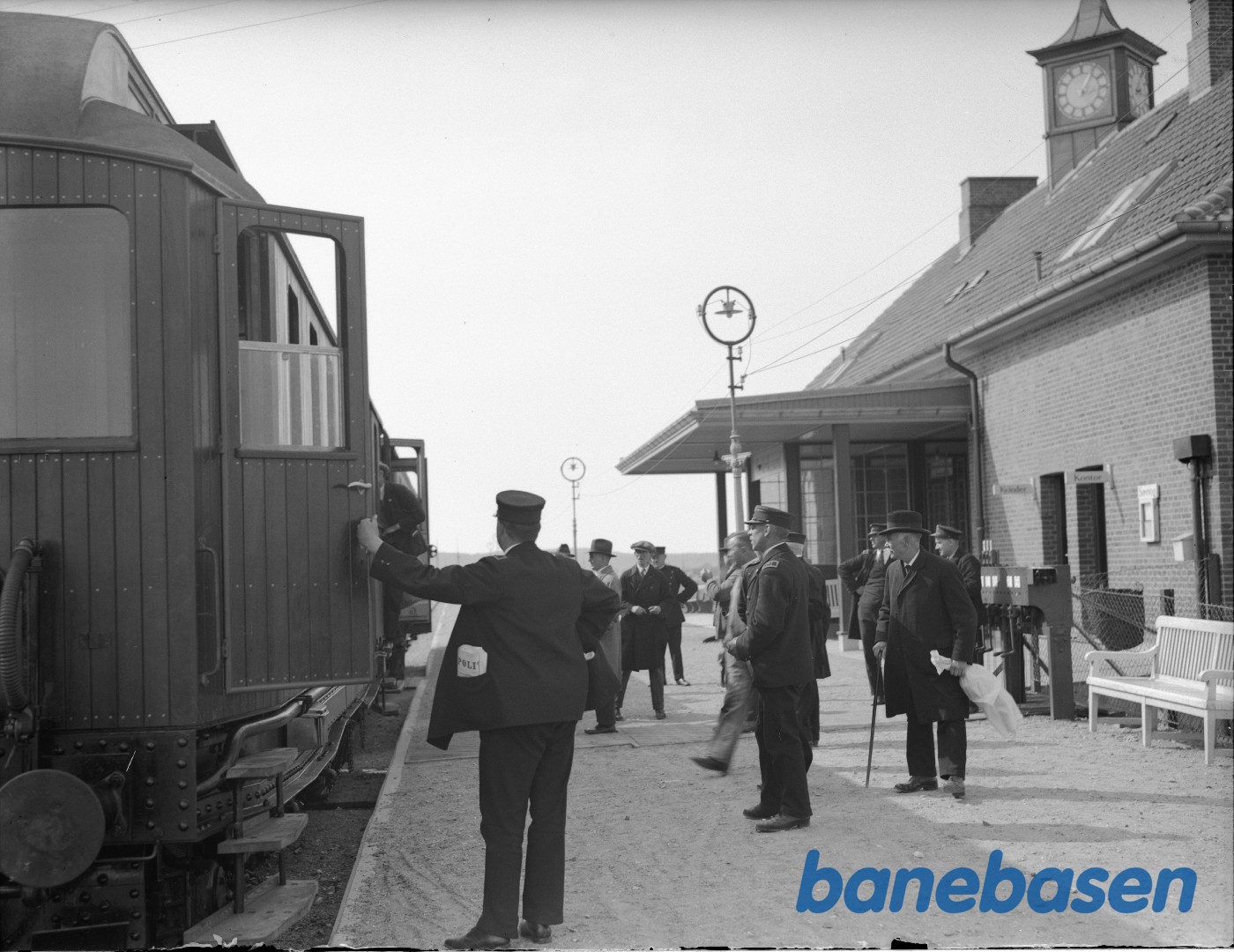 DSB MW 118 med prøvetog i Frederikssund - klar til returkørsel til København H DSB MW 118 med prøvetog i Frederikssund - klar til returkørsel til København H