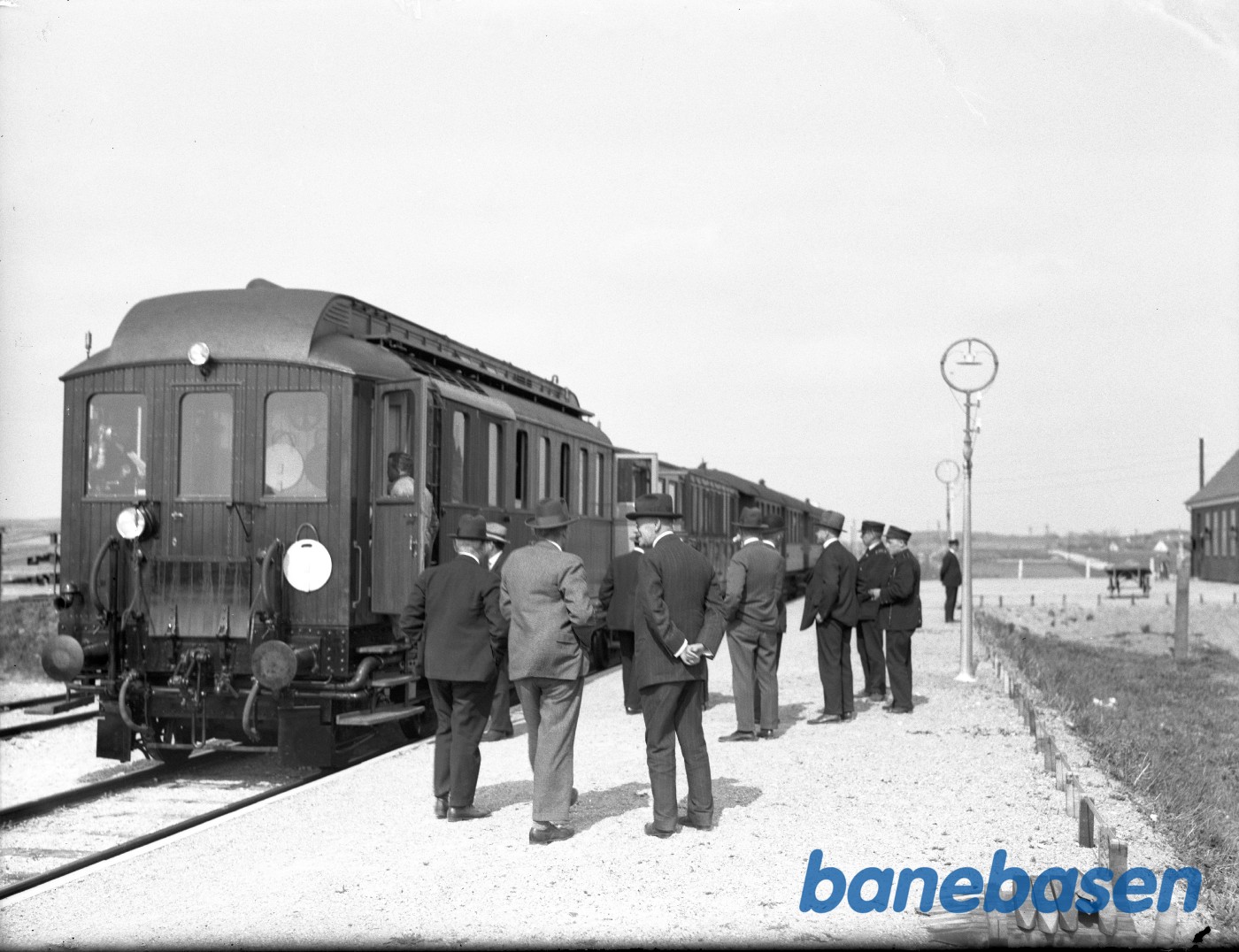 DSB MW 118 med prøvetog bestående af målevogn, to FF- og en IK-vogn fra København H. DSB MW 118 med prøvetog bestående af målevogn, to FF- og en IK-vogn fra København H.