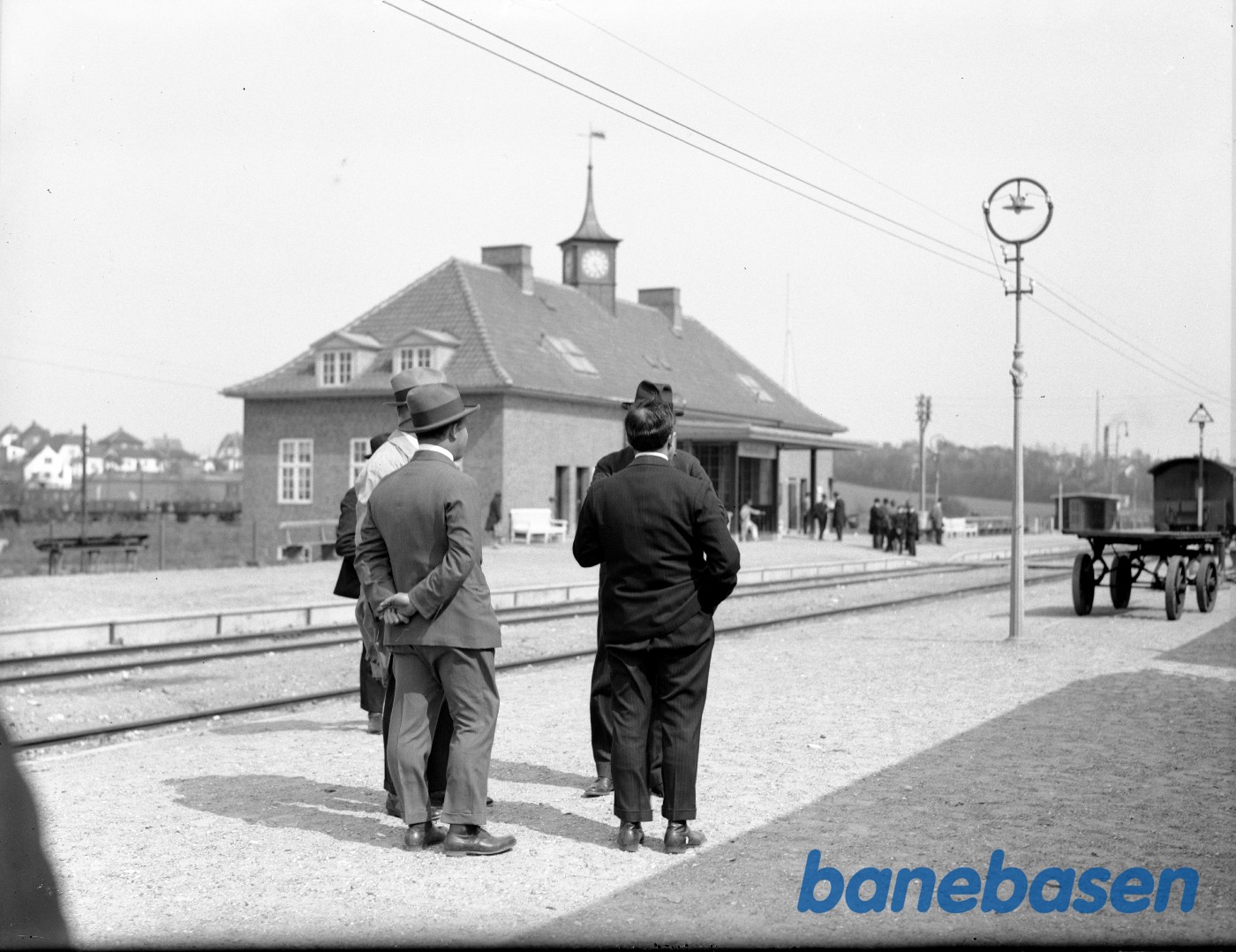 Deltagere i MW-prøvetoget (hvis skygge ses nederst th.) afventer viderekørsel mod Hvalsø - Ringsted Deltagere i MW-prøvetoget (hvis skygge ses nederst th.) afventer viderekørsel mod Hvalsø - Ringsted