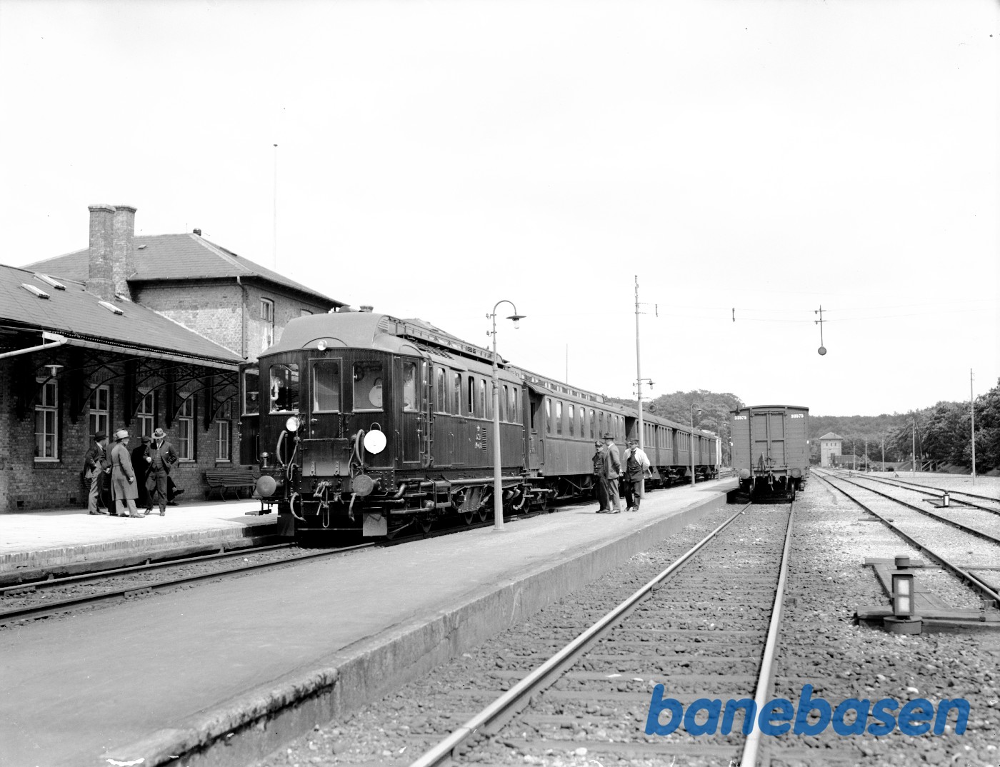 Diesellokomotiv DSB MW 118 med prøvetog bestående af en AS-, tre FF- og en IK-vogn Diesellokomotiv DSB MW 118 med prøvetog bestående af en AS-, tre FF- og en IK-vogn