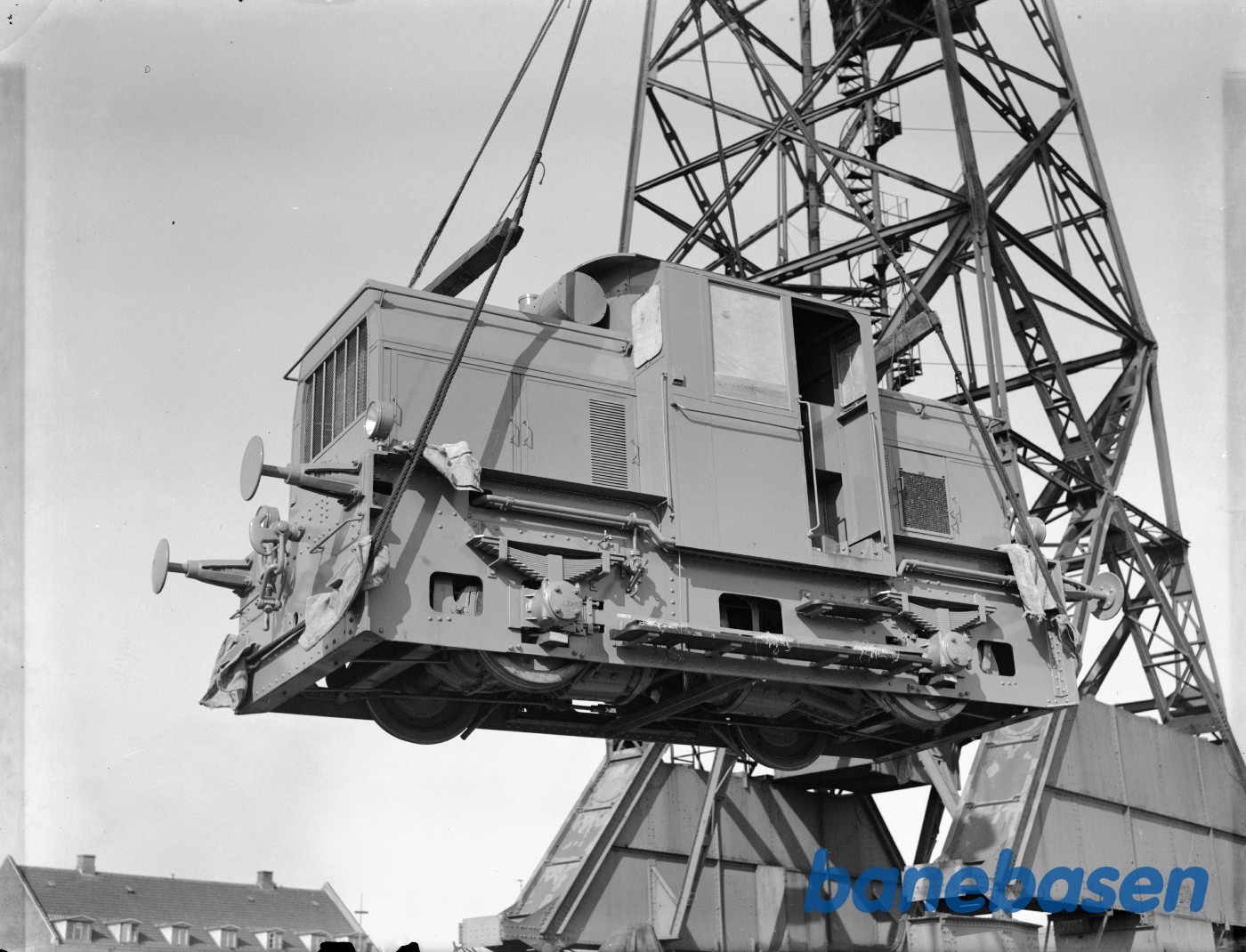 Med kran aflæsses DFA-bygget rangerlok., som i B&Ws lokomotivmotorværksted skal have indbygget motor Med kran aflæsses DFA-bygget rangerlok., som i B&Ws lokomotivmotorværksted skal have indbygget motor