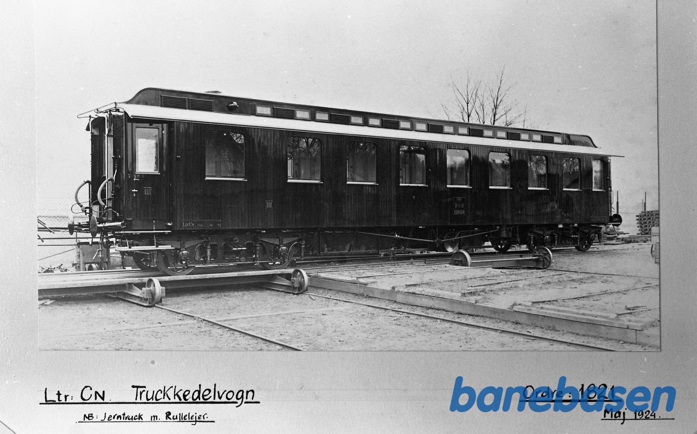 DSB III kl. personvogn med jerntruck og rullelejer DSB III kl. personvogn med jerntruck og rullelejer