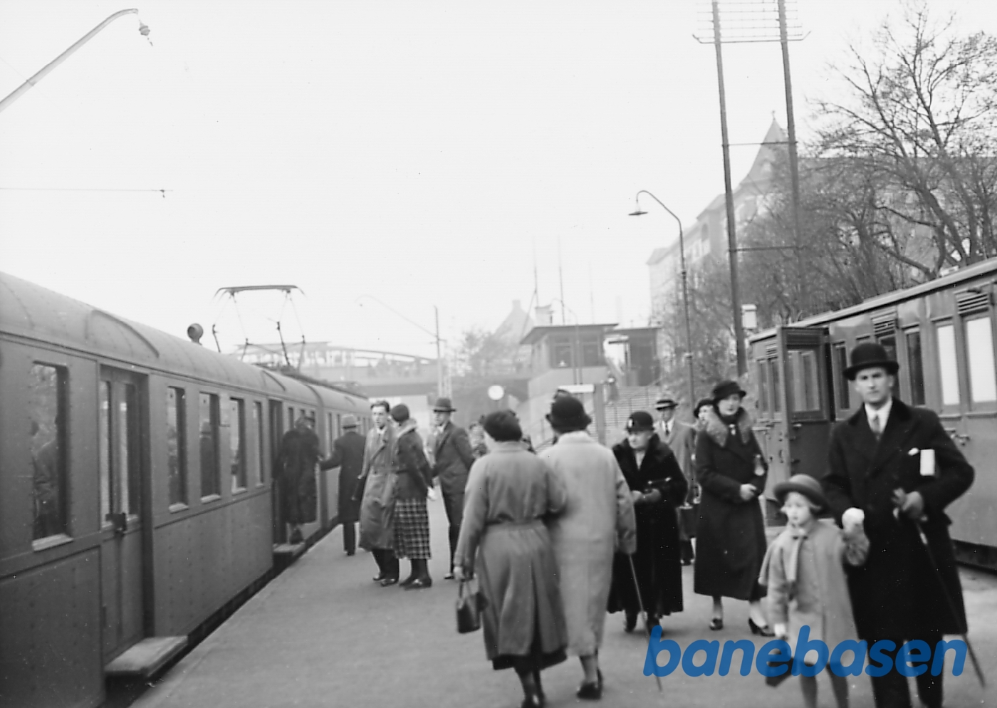 Valby S - Passagerer på den midlertidige station. Venterummet er vognkassen fra udrangeret kupévogn Valby S - Passagerer på den midlertidige station. Venterummet er vognkassen fra udrangeret kupévogn