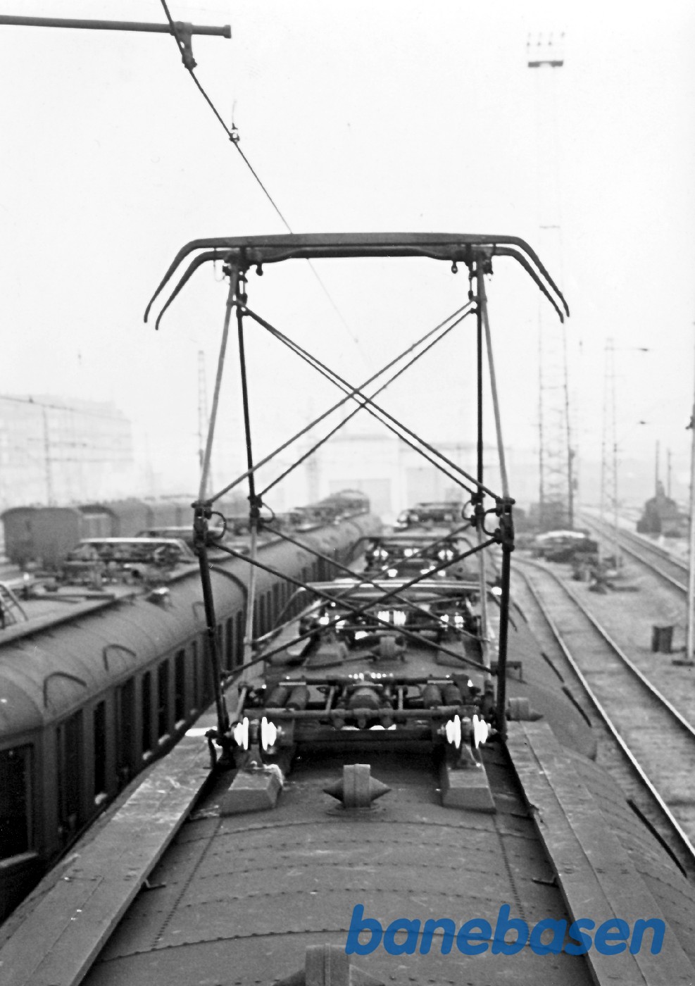 Strømaftager med de oprindelige to slæbestykker af kobber Strømaftager med de oprindelige to slæbestykker af kobber