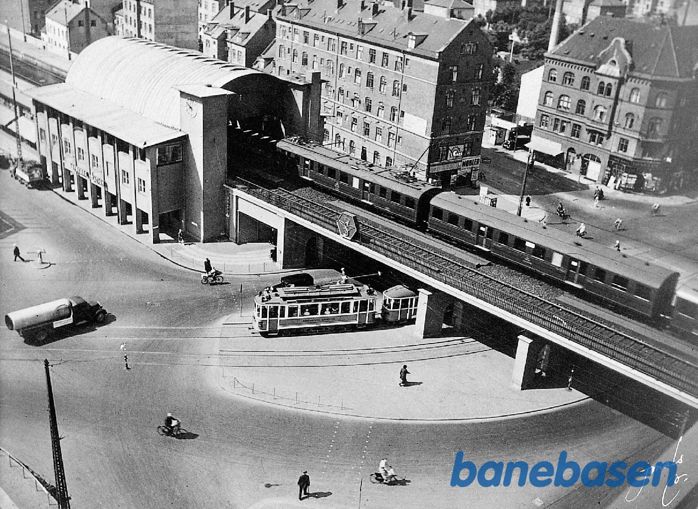 Nørrebro - luftfoto (fra nordøst) over Nørrebrogade mod stationen. S-tog under indkørsel Nørrebro - luftfoto (fra nordøst) over Nørrebrogade mod stationen. S-tog under indkørsel