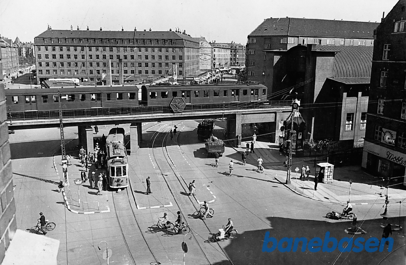 Nørrebro - "Luftfoto" (fra vest) af broen over Nørrebrogade med stationen til højre. Nørrebro - "Luftfoto" (fra vest) af broen over Nørrebrogade med stationen til højre.