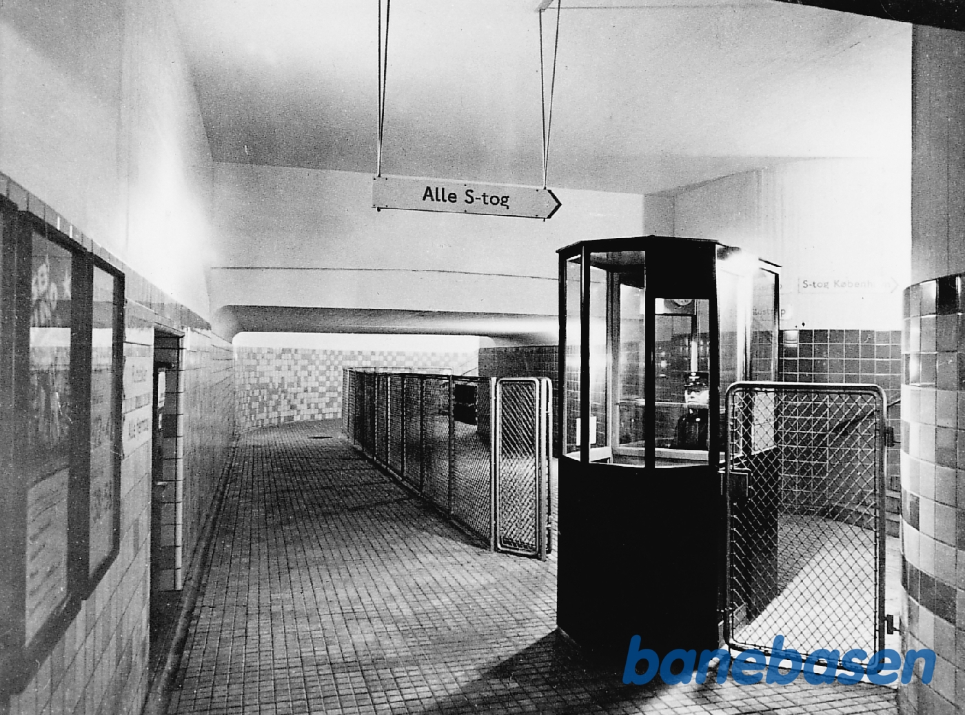 Valby - perrontunnel i vestenden med kontrolboks Valby - perrontunnel i vestenden med kontrolboks