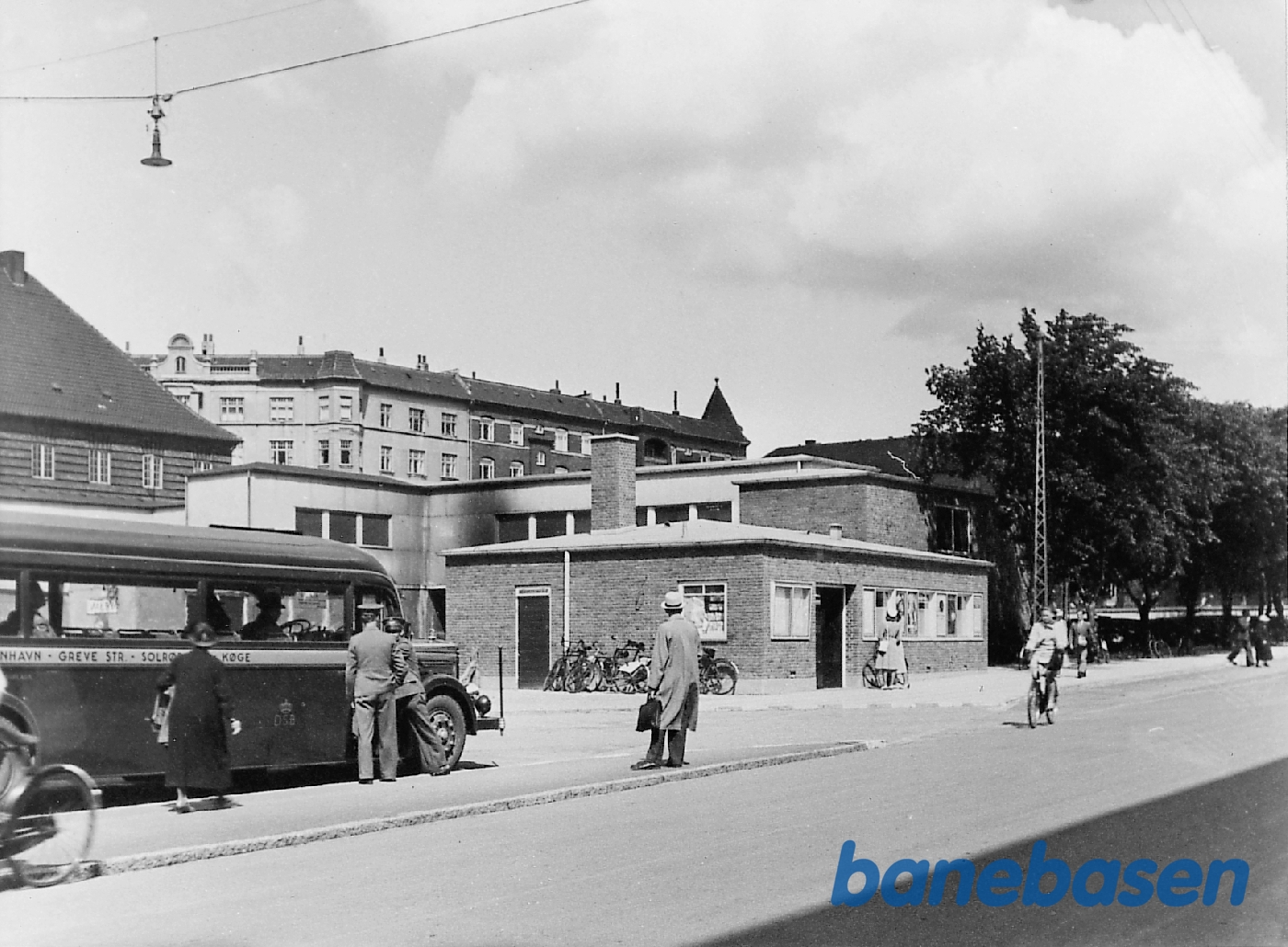 Valby - ekspeditionsbygn. ved Lyshøjgårdsvej og stoppested for DSB-rutebiler ad Gammel Køge Landevej Valby - ekspeditionsbygn. ved Lyshøjgårdsvej og stoppested for DSB-rutebiler ad Gammel Køge Landevej