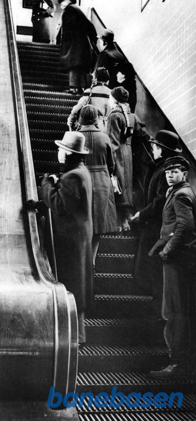 Vesterport - rulletrappen med passagerer set nedefra Vesterport - rulletrappen med passagerer set nedefra