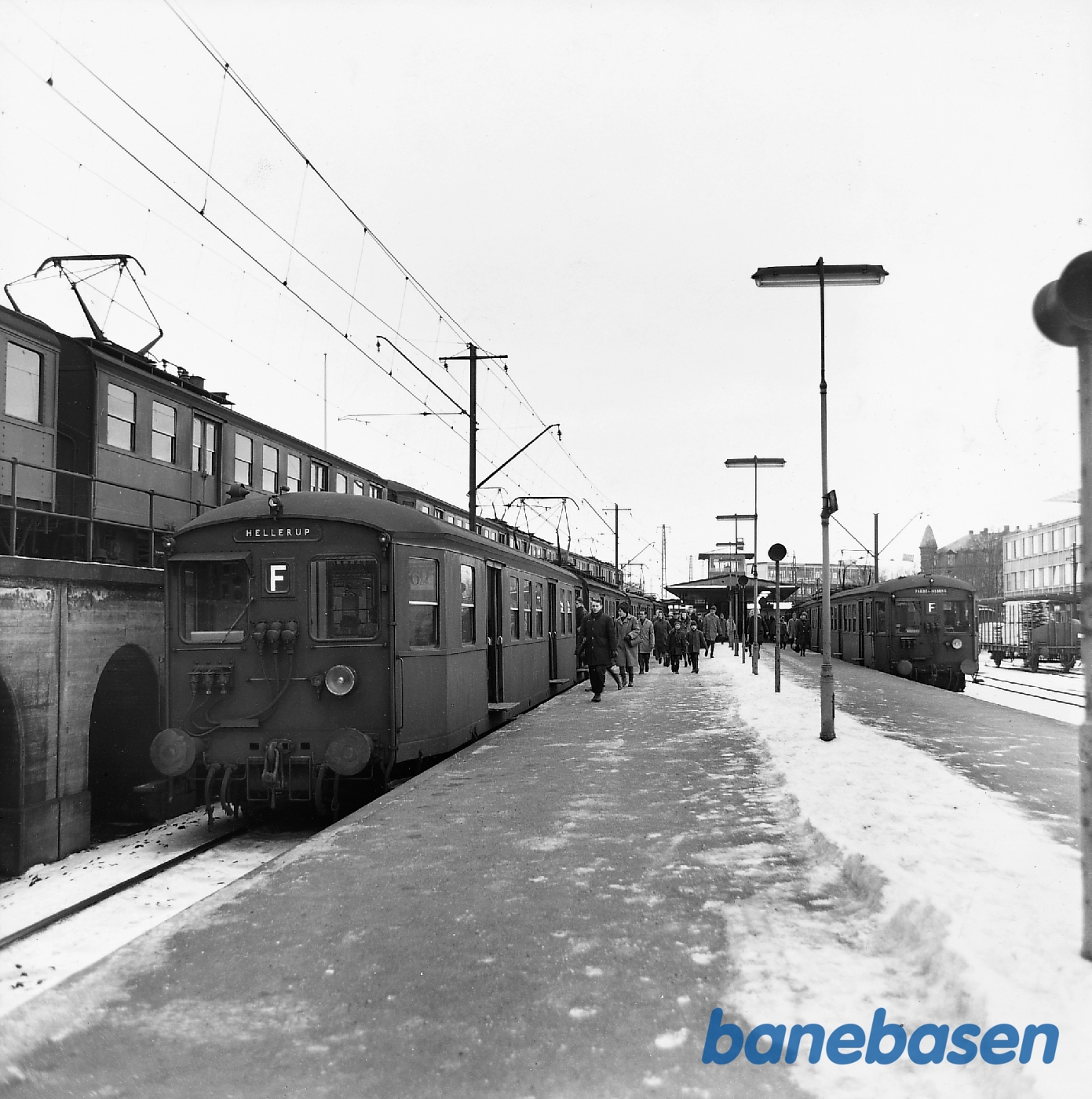 Tog mod Frederiksberg og Hellerup. På højbanen tog mod Herlev. Mange omstigende passagerer Tog mod Frederiksberg og Hellerup. På højbanen tog mod Herlev. Mange omstigende passagerer