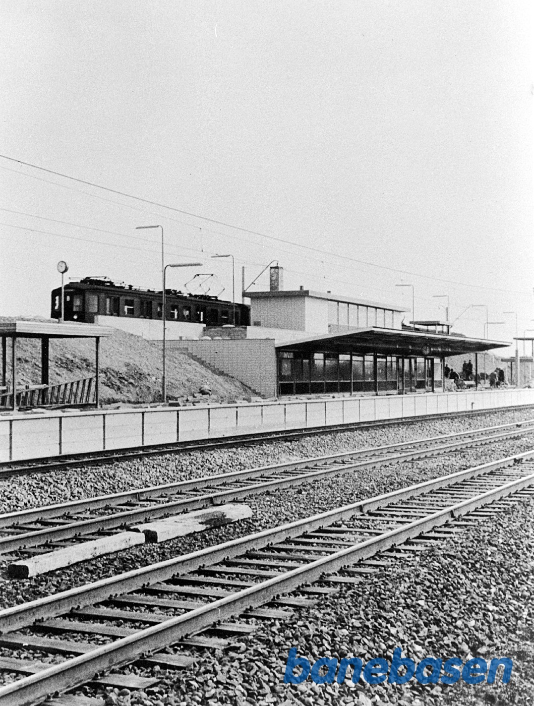 Rødovre station er under færdiggørelse med gennemkørende S-tog på øvre niveau Rødovre station er under færdiggørelse med gennemkørende S-tog på øvre niveau