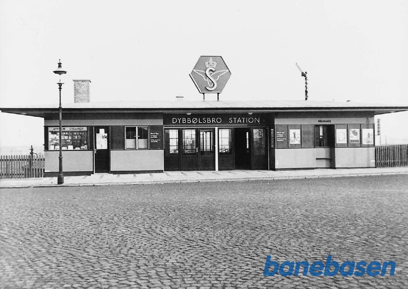 Dybbølsbro station set fra gadesiden Dybbølsbro station set fra gadesiden