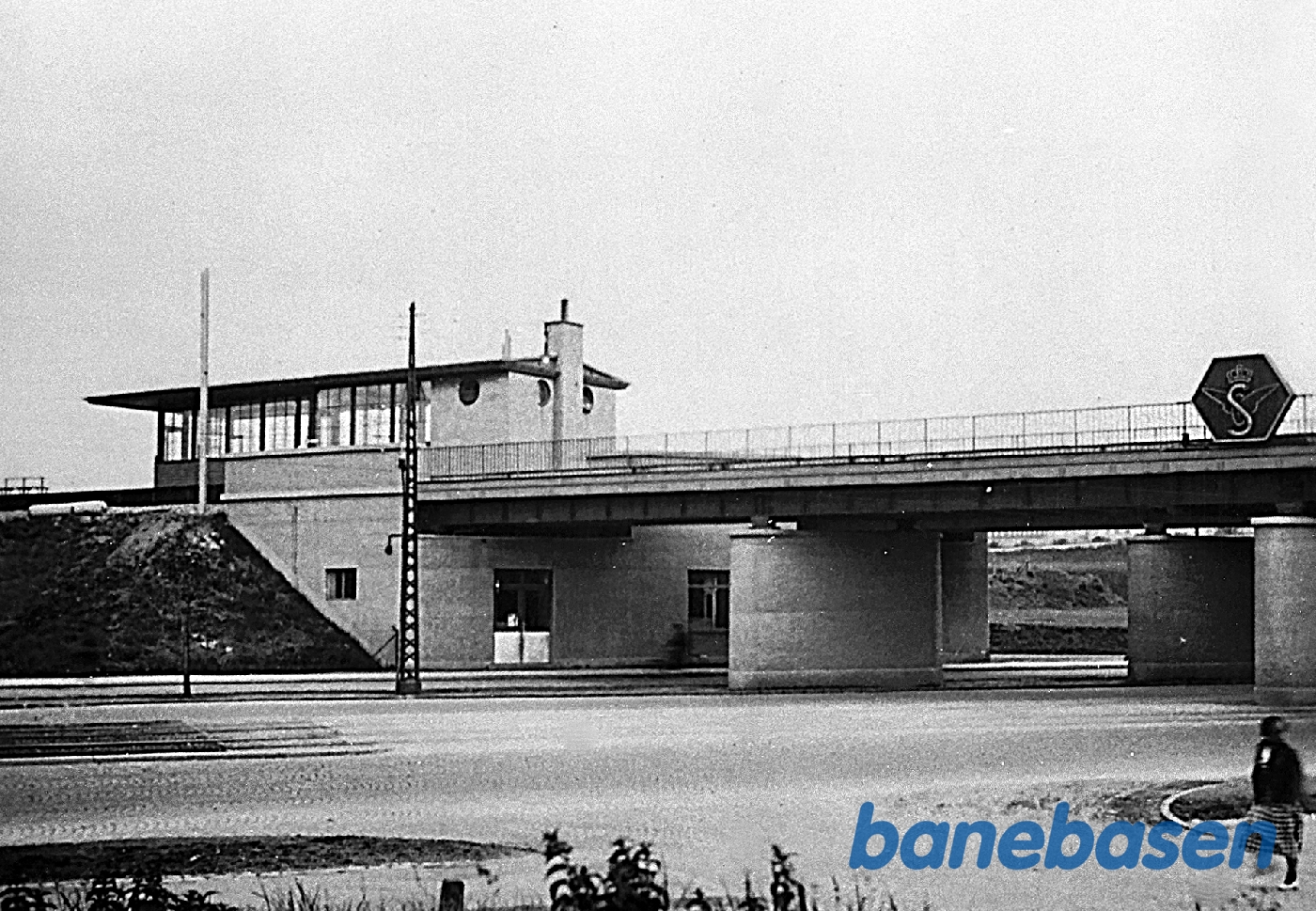 Lyngbyvej station (nuv. Ryparken) ved broen over Lyngbyvej - Sekskantet S-skilt opsat 1932 Lyngbyvej station (nuv. Ryparken) ved broen over Lyngbyvej - Sekskantet S-skilt opsat 1932