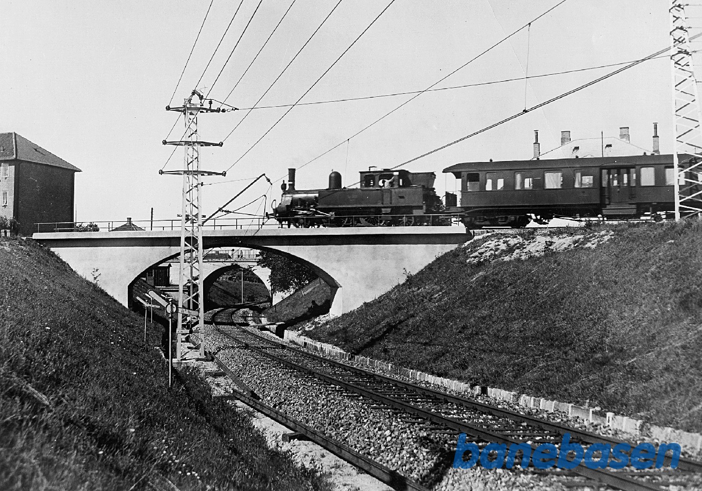 I stationens nordende kører lokaltog mod Holte på viadukten over Klampenborgbanens spor mod Hellerup I stationens nordende kører lokaltog mod Holte på viadukten over Klampenborgbanens spor mod Hellerup