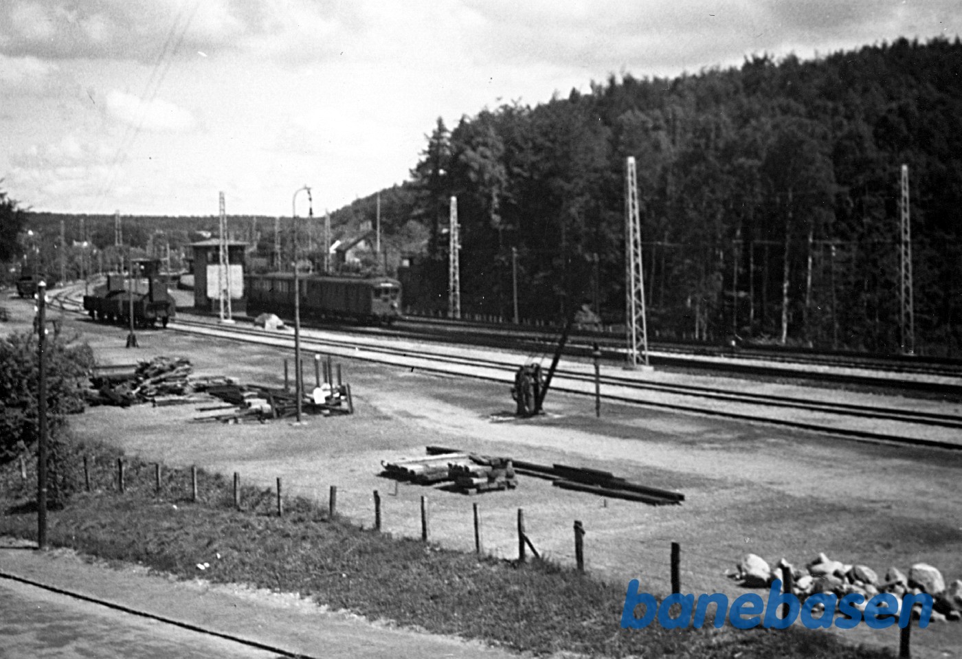 Holte station set fra læssevejen. Et S-tog er under ind- el. udkørsel Holte station set fra læssevejen. Et S-tog er under ind- el. udkørsel