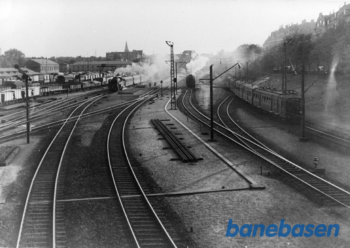 Udsigt fra Langelinjebroen mod stationen. Kystbanetog og Nordbanetog afgår mens et S-tog ankommer Udsigt fra Langelinjebroen mod stationen. Kystbanetog og Nordbanetog afgår mens et S-tog ankommer