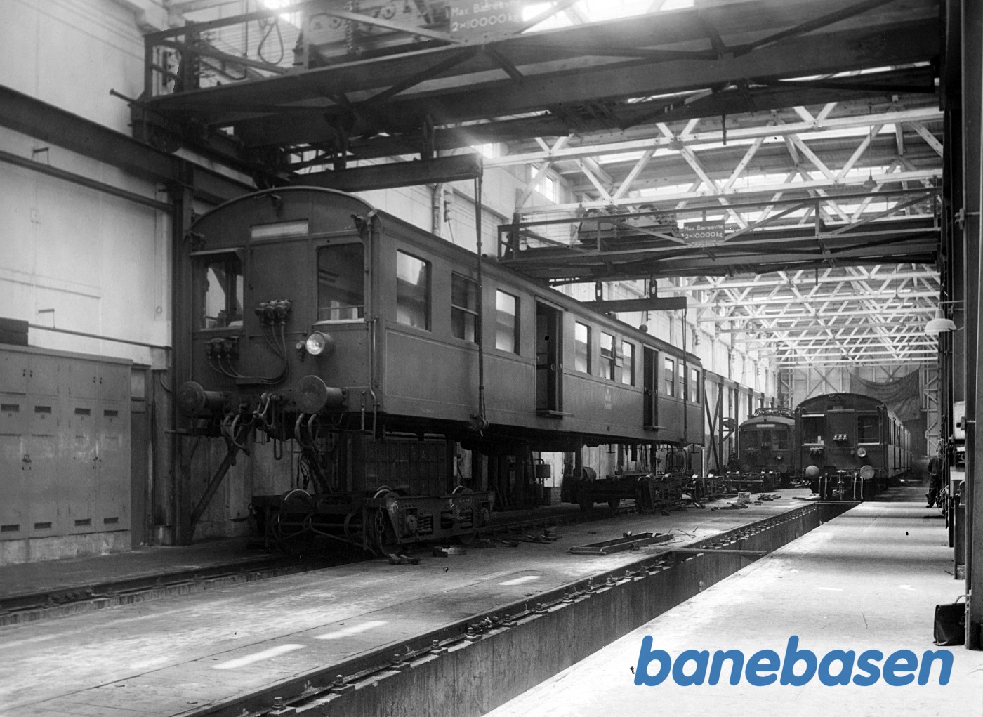 Nyombygget FS-styrevogn løftet for bogieeftersyn Nyombygget FS-styrevogn løftet for bogieeftersyn