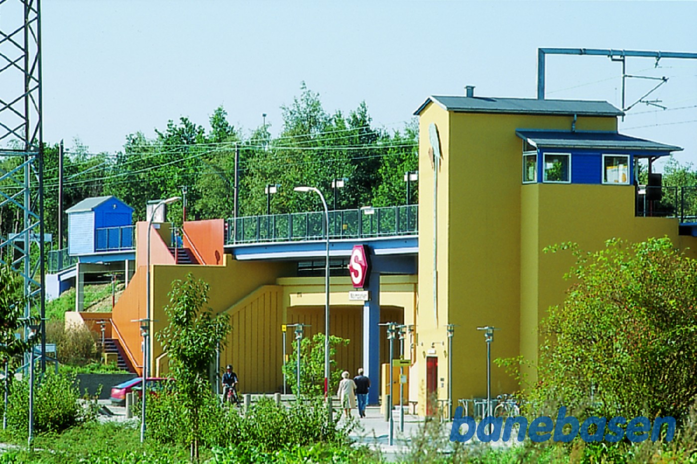 Malmparken station - perroner på broen over vejen af samme navn og kombineret elevatortårn/venterum Malmparken station - perroner på broen over vejen af samme navn og kombineret elevatortårn/venterum