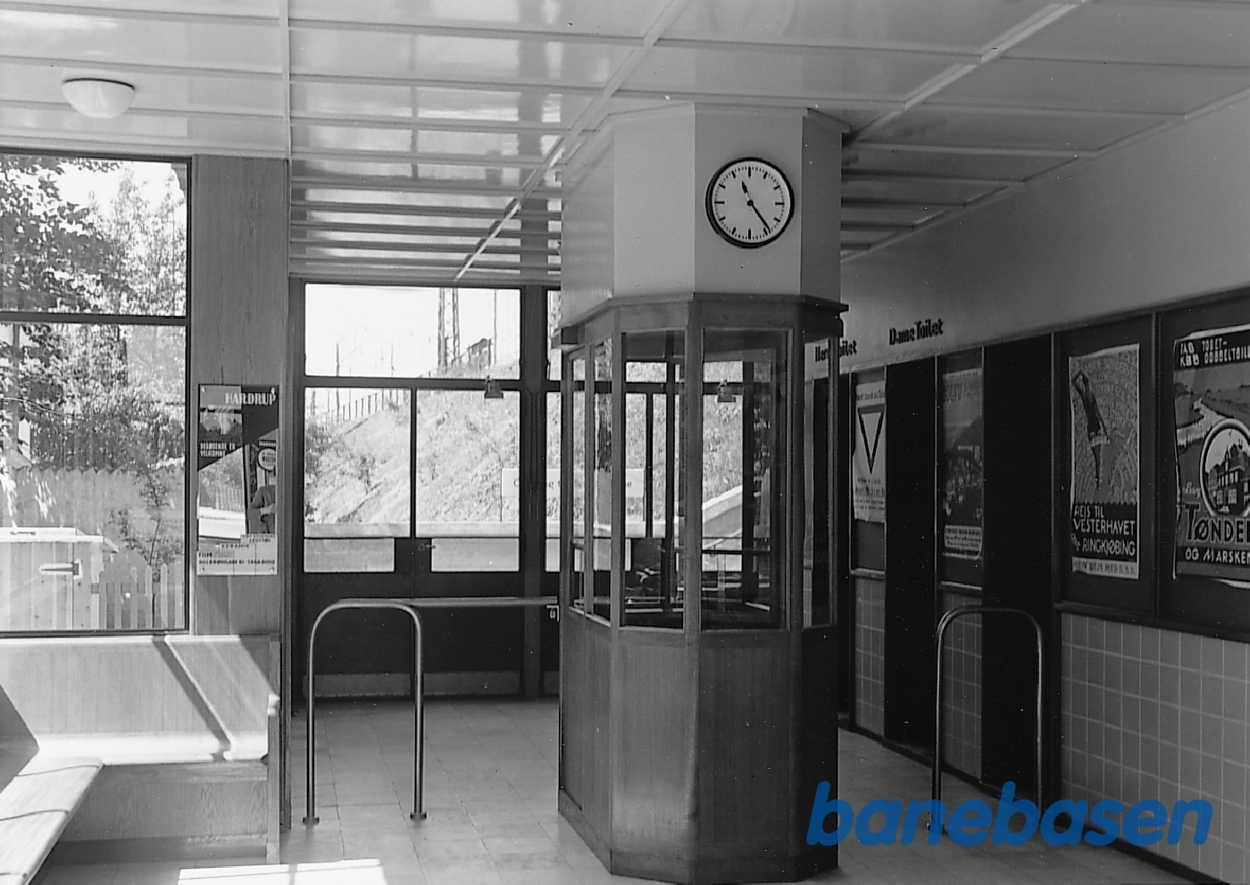 Billetkontrolboksen i forhallen på Fuglebakken station Billetkontrolboksen i forhallen på Fuglebakken station