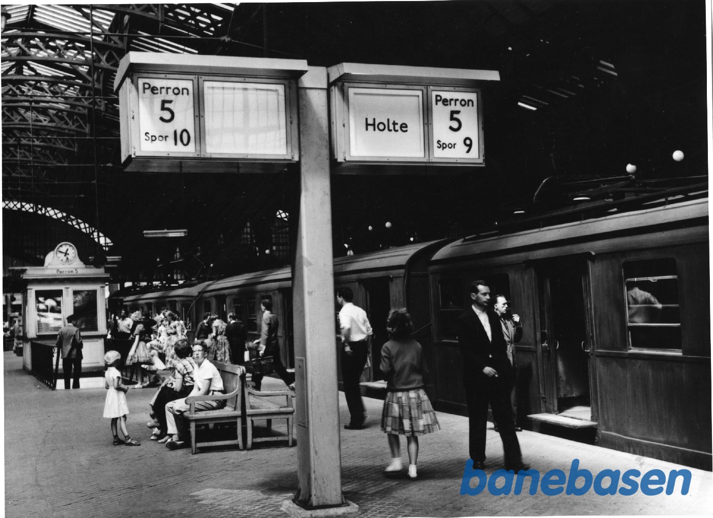 Perron 5 på København H og togviserskilt med plads til 64 tekster Perron 5 på København H og togviserskilt med plads til 64 tekster