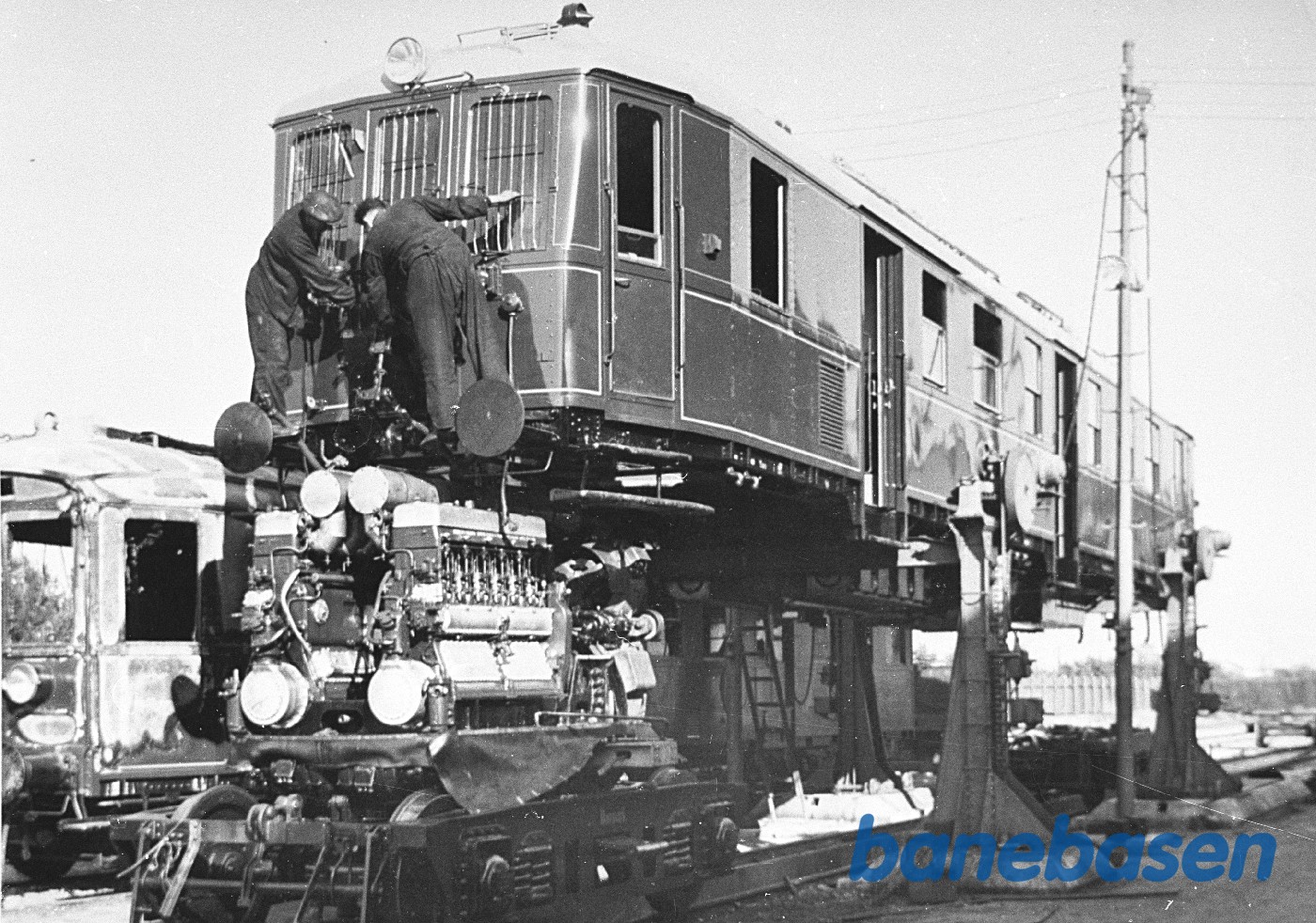 MO II, maskinbogie med B&W-motorer foran den løftede vogn MO II, maskinbogie med B&W-motorer foran den løftede vogn