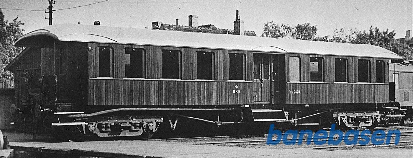 A+B styreledningsdåser monteret på rækværk på den åbne endeperron A+B styreledningsdåser monteret på rækværk på den åbne endeperron