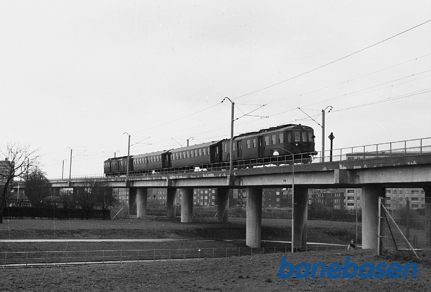 To 1800-MO med to CLL-vogne imellem krydser broen over Lersø Parkallé undervejs mod Farum To 1800-MO med to CLL-vogne imellem krydser broen over Lersø Parkallé undervejs mod Farum