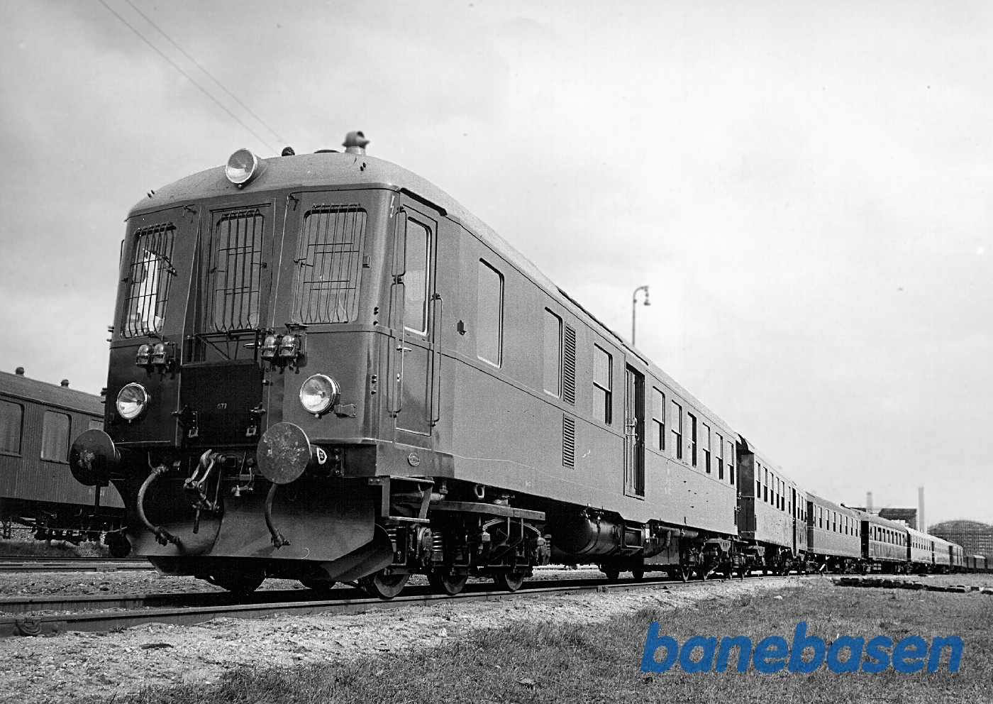MK 677 / FK 678 med lyntoget "Enlænderen" (foto til pressemeddelelse) MK 677 / FK 678 med lyntoget "Enlænderen" (foto til pressemeddelelse)