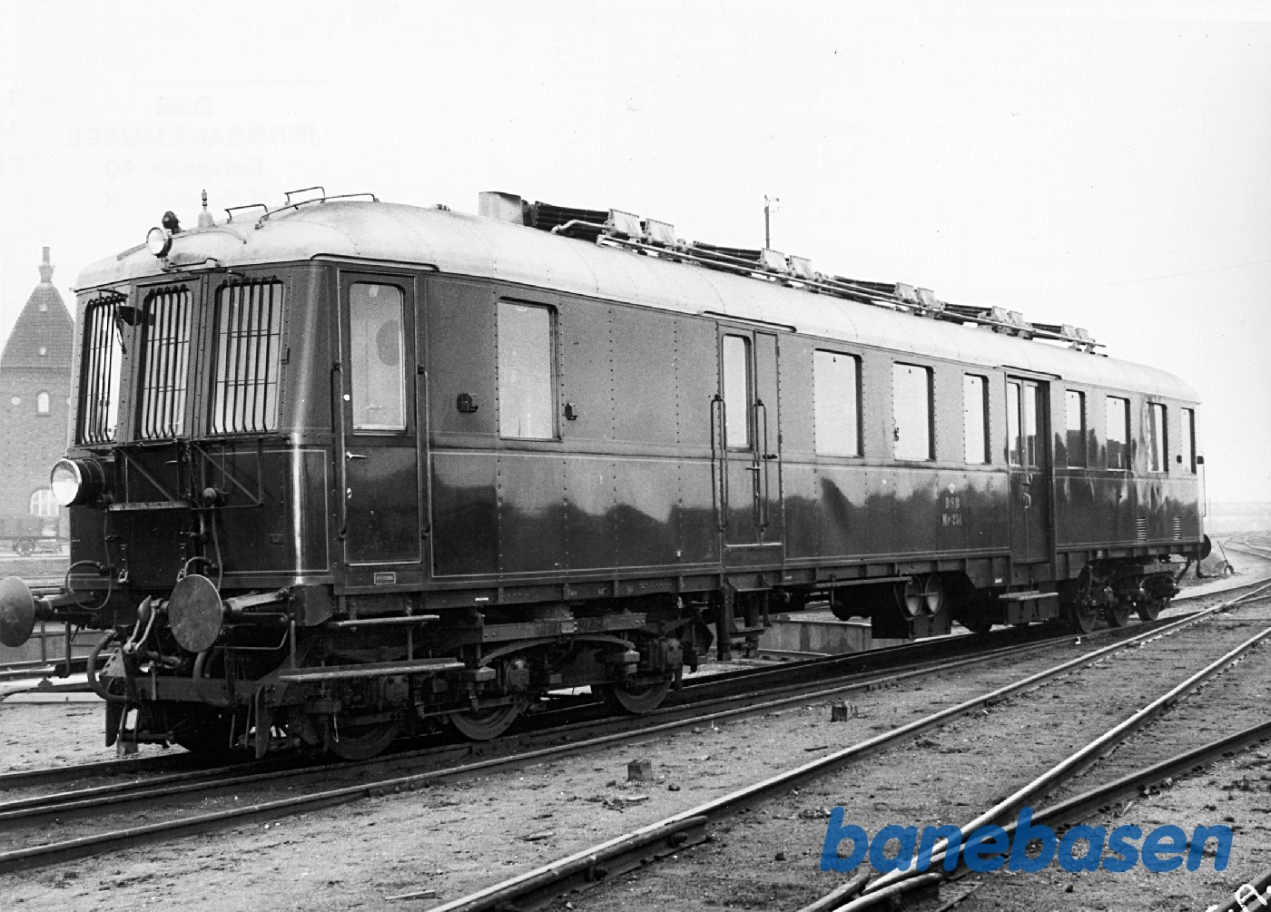 Ved maskindepotet. Der er endnu ikke anbragt tagrytter eller ventilationsriste i maskinrummet Ved maskindepotet. Der er endnu ikke anbragt tagrytter eller ventilationsriste i maskinrummet