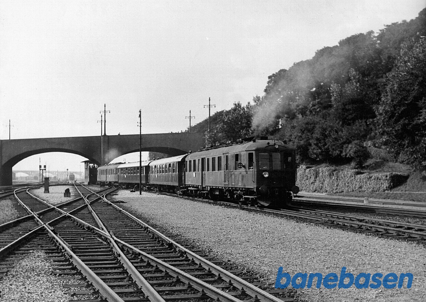 Eksprestog "Nordpilen" bestående af MP-AVL-AVL-MP afgår sydpå Eksprestog "Nordpilen" bestående af MP-AVL-AVL-MP afgår sydpå