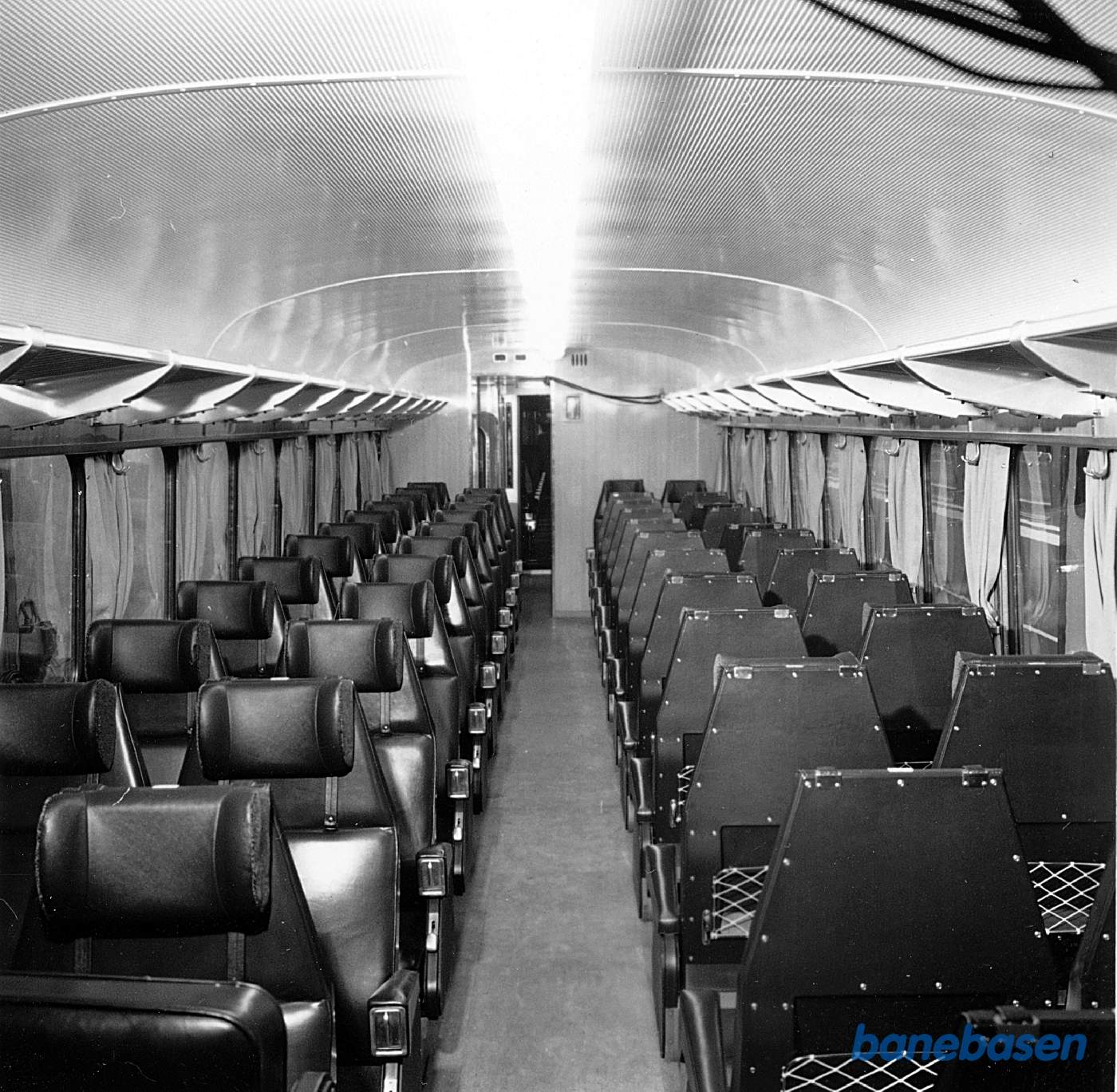 Interiør i BM-mellemvogn i MA-lyntog set mod indgangsvestibulen
