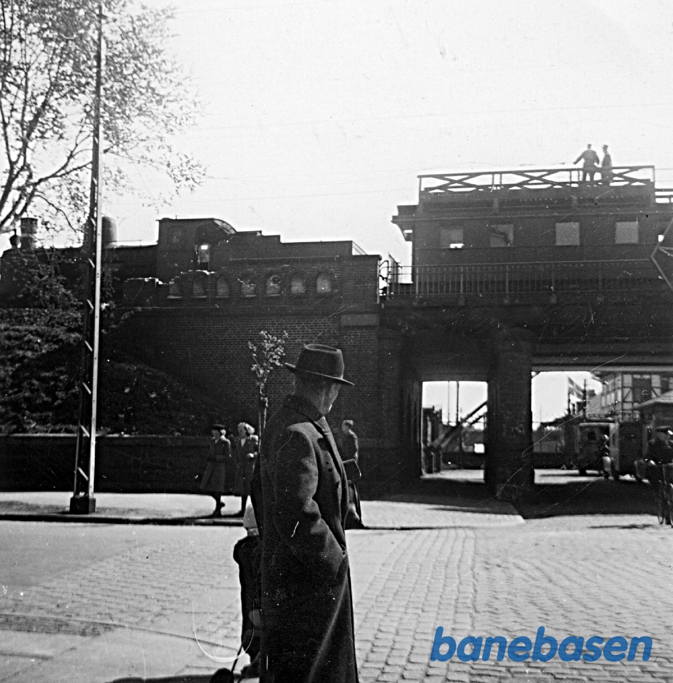 Nordhavn - reparation af køreledning efter skyderi 5. maj 1945 fra marinefartøj Nordhavn - reparation af køreledning efter skyderi 5. maj 1945 fra marinefartøj