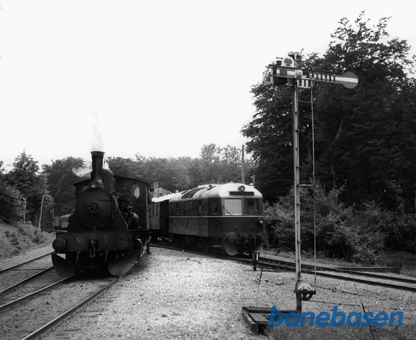 Lok. afventer udkørsel af GDS L1 med tog mod Tisvildeleje, så det kan afhente togdelen mod Gilleleje Lok. afventer udkørsel af GDS L1 med tog mod Tisvildeleje, så det kan afhente togdelen mod Gilleleje