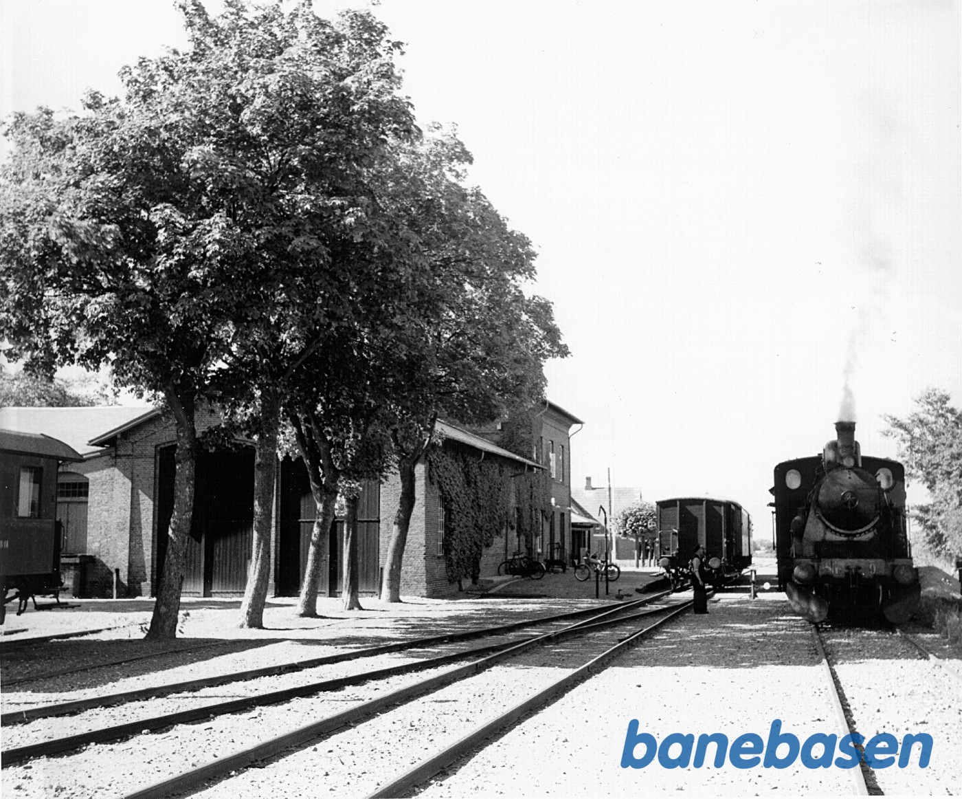 Persontog mod Hillerød i spor 2 krydser nordgående motortog i spor 1 Persontog mod Hillerød i spor 2 krydser nordgående motortog i spor 1