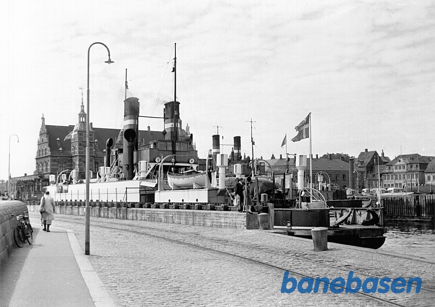 To dampfærger i lejerne. Nærmest er en af de store, tidligere Lillebælts-færger "Svea" eller "Dan" To dampfærger i lejerne. Nærmest er en af de store, tidligere Lillebælts-færger "Svea" eller "Dan"