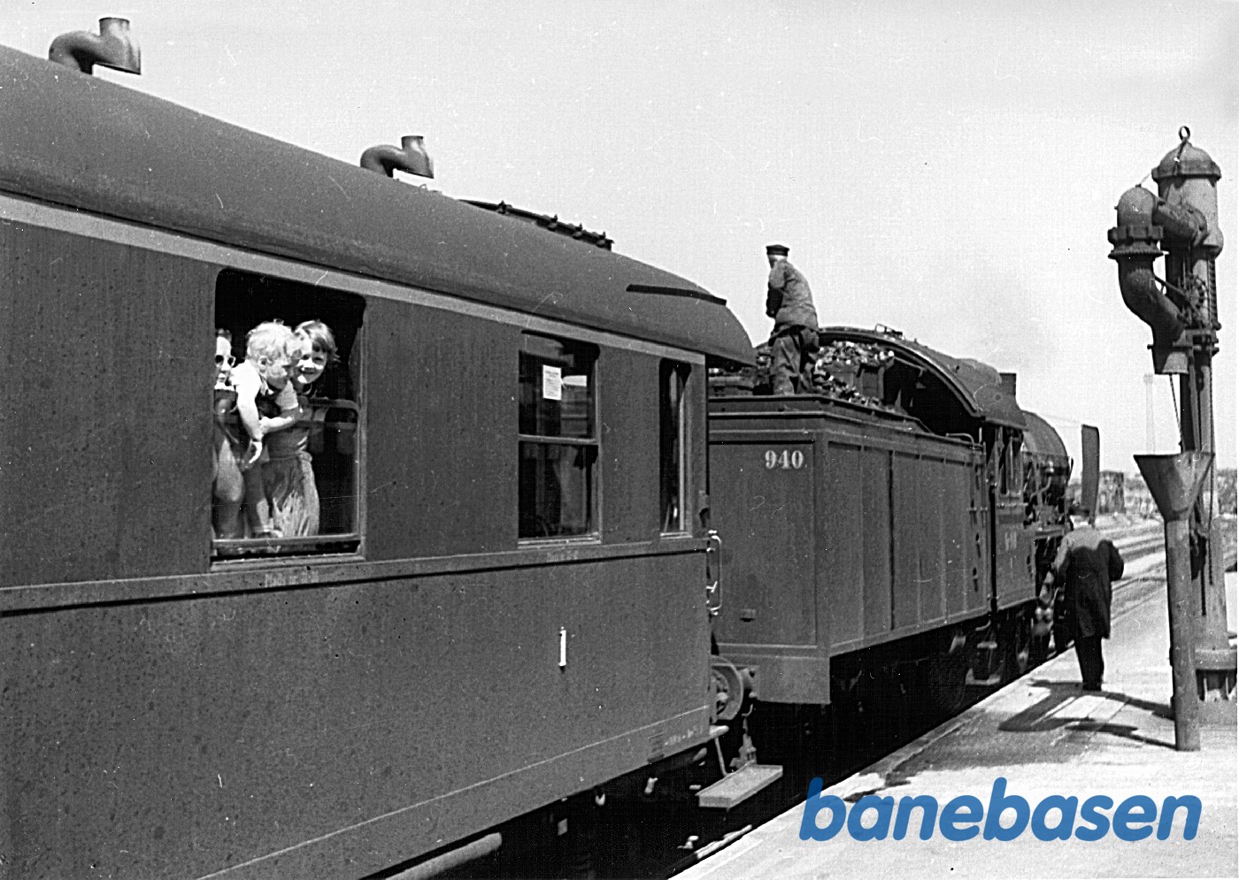 Maskinen set bagfra foran 1. kl. vogn før afgang mod Aarhus Maskinen set bagfra foran 1. kl. vogn før afgang mod Aarhus